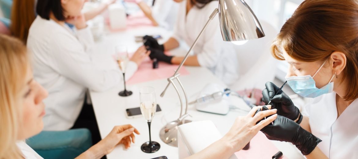 group-of-women-on-manicure-procedure-beauty-salon-2KEWBEZ.jpg